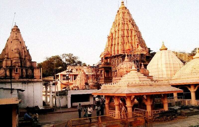 MAHAKAAL MANDIR, मध्य प्रदेश के उज्जैन शहर में स्थित, भारतीय हिन्दू धर्म का एक प्रमुख तीर्थ स्थल है। यह मंदिर भगवान शिव के महाकाल रूप को समर्पित है और उज्जैन शहर के प्रमुख धार्मिक केंद्रों में से एक माना जाता है।